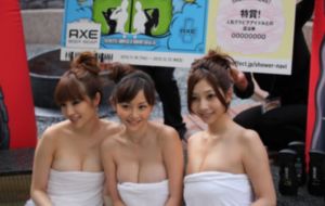 高颜值美乳白虎妹子双女一男啪啪_DVD电影在线观看